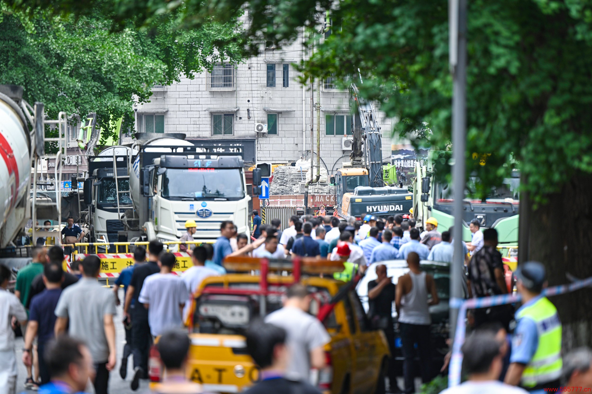 6月21日，成都地铁13号线一在建站点发生崩塌，现场拉起劝诫线，多辆工程车在现场等候。