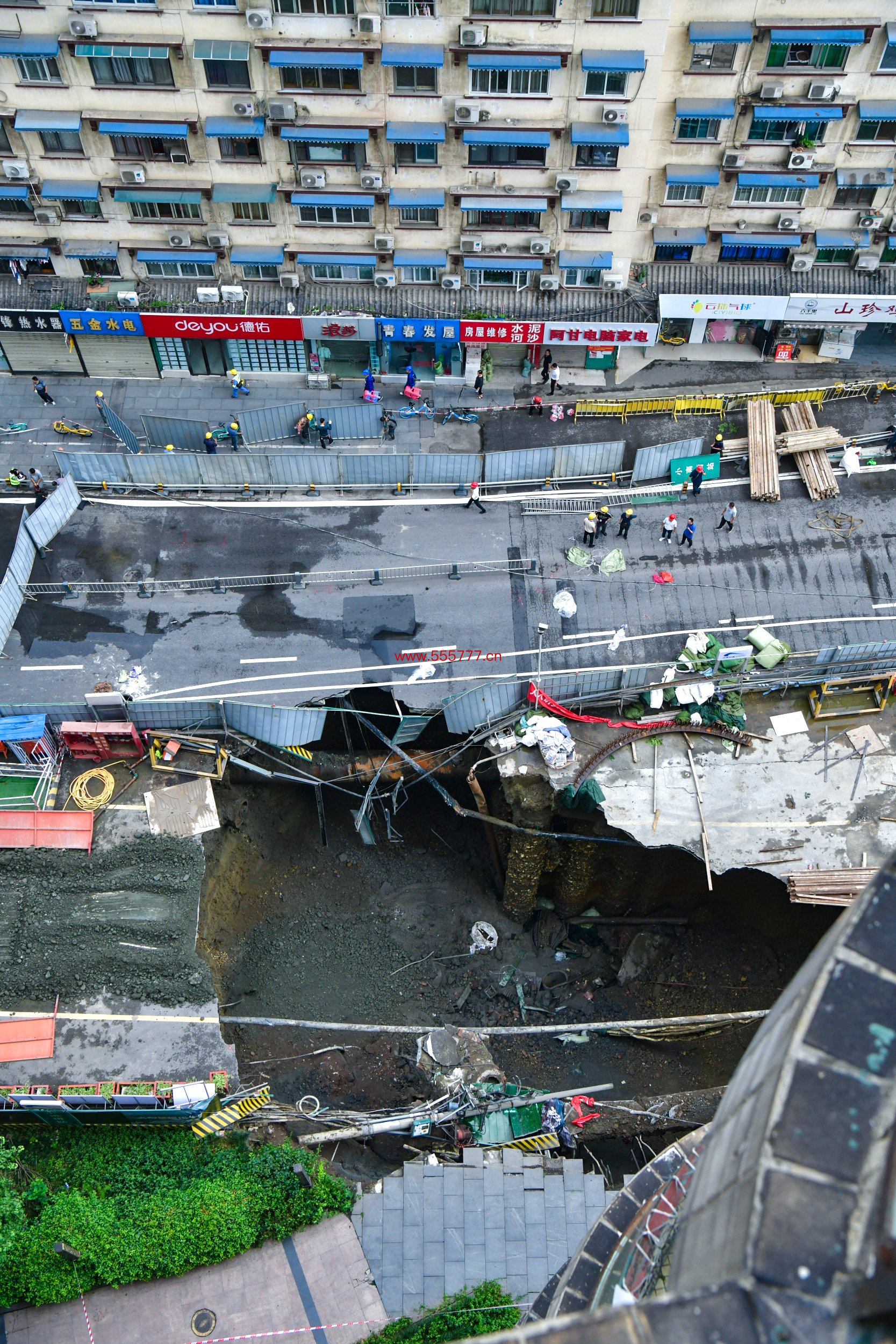6月21日，成都地铁13号线一在建站点发生崩塌，形成一个重大的坑。