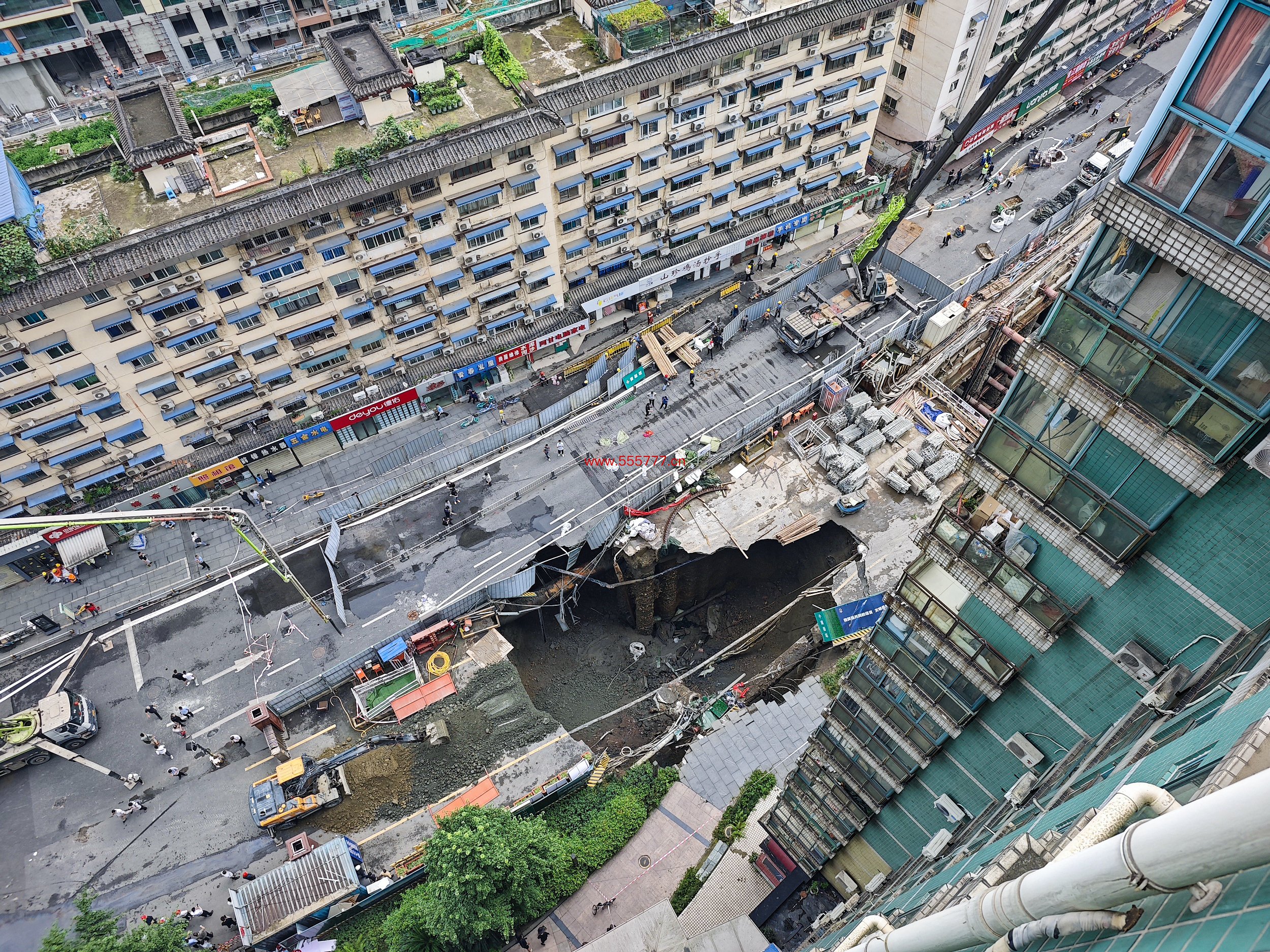 6月21日，俯视成都地铁13号线一在建站点崩塌现场。本文图片均为视觉中国